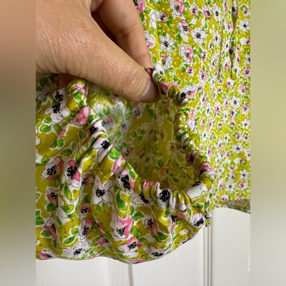 💐 NWOT! Cupcakes & Cashmere Shimmer Floral Blouse - Picture 7 of 8